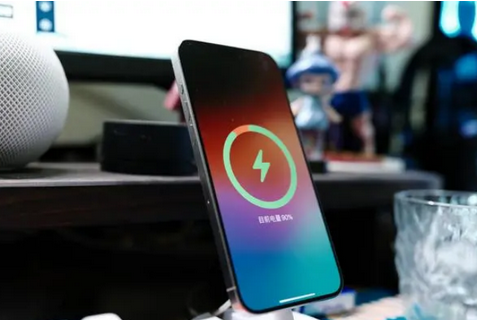 南川苹果15换屏服务分享用什么充电器给iPhone15充电更好 
